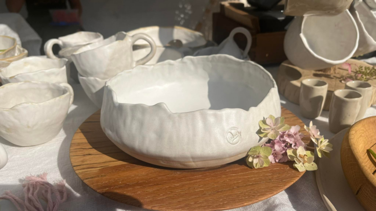 Keramické misky na stole