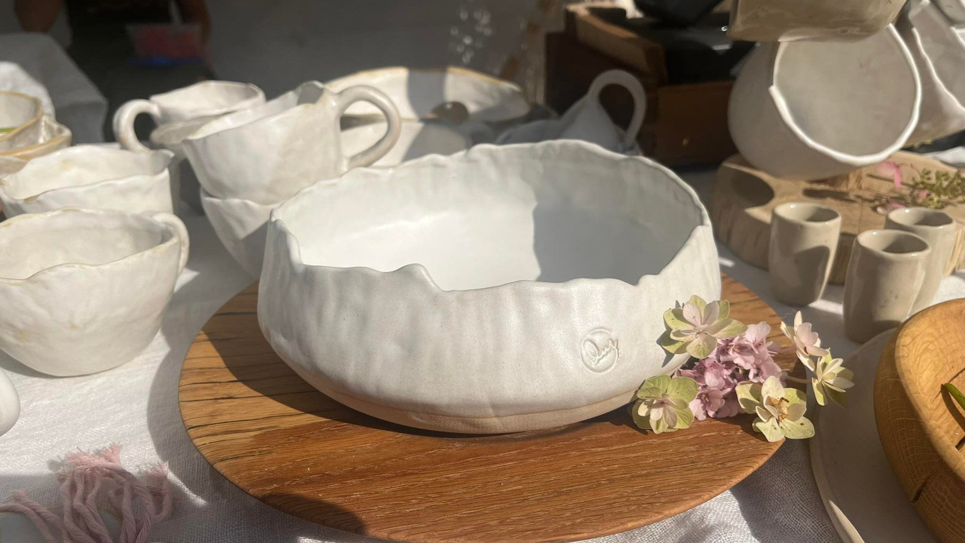 Keramické misky na stole