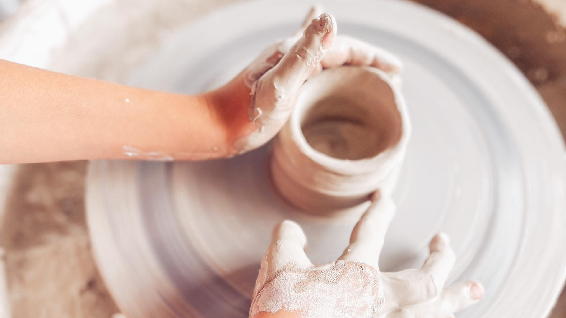 Ruky tvarujúce z hliny