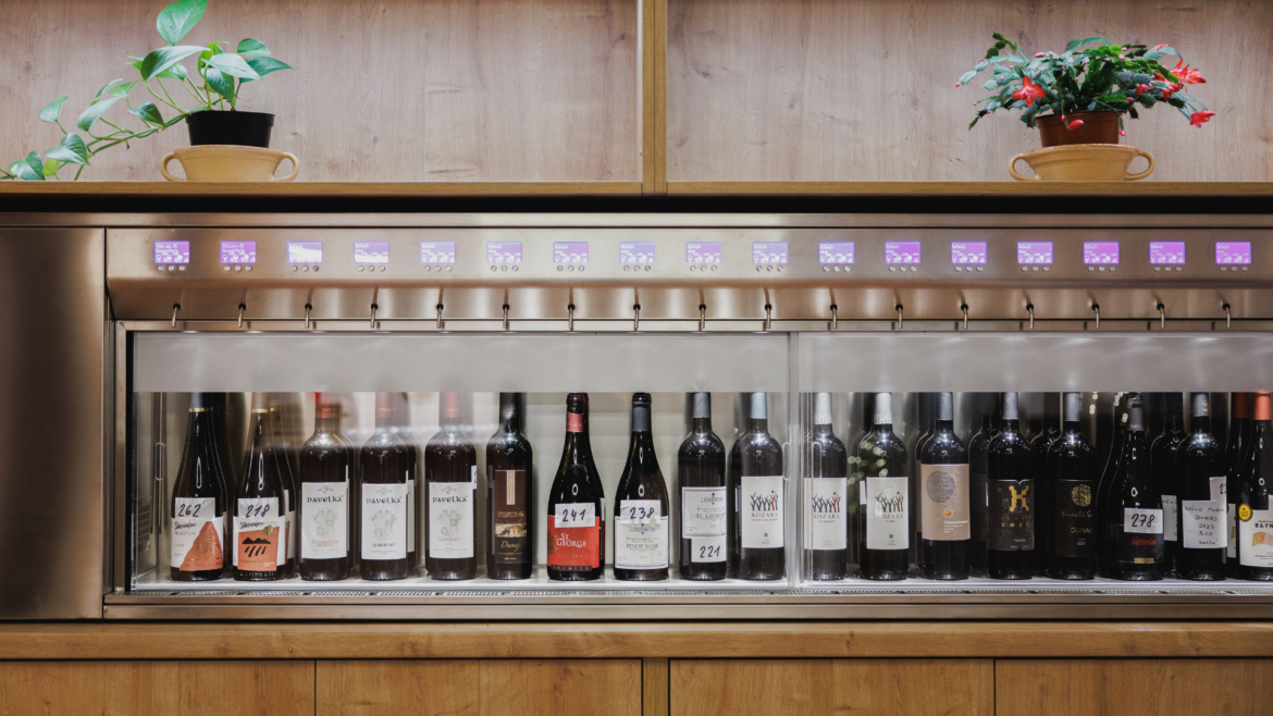 Fľaše vína v enomate